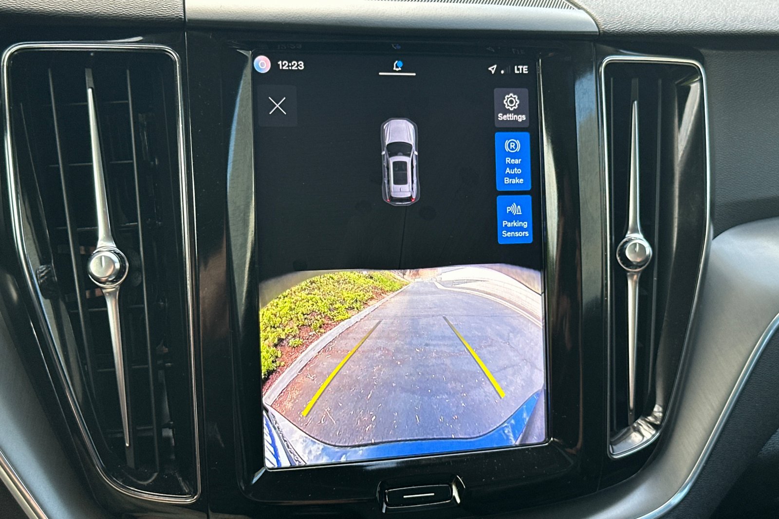 Certified 2025 Volvo XC60 B5 Core AWD/4WD image 24