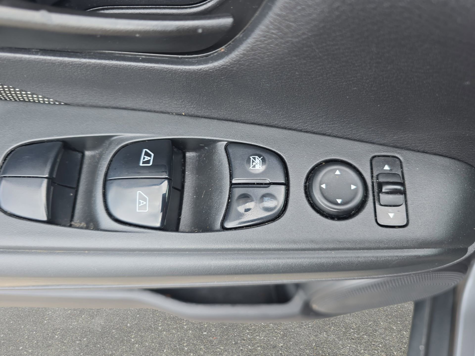 Used 2018 Nissan Kicks S FWD image 25