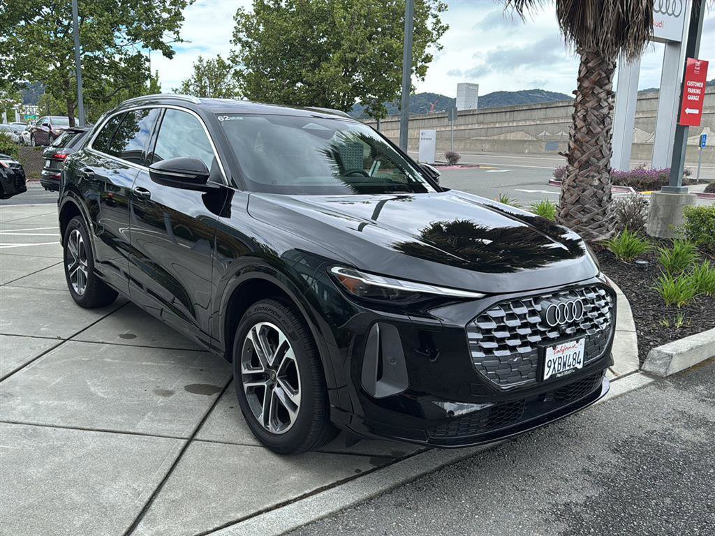 Used 2025 Audi Q5 Premium w/ Convenience Package image 4