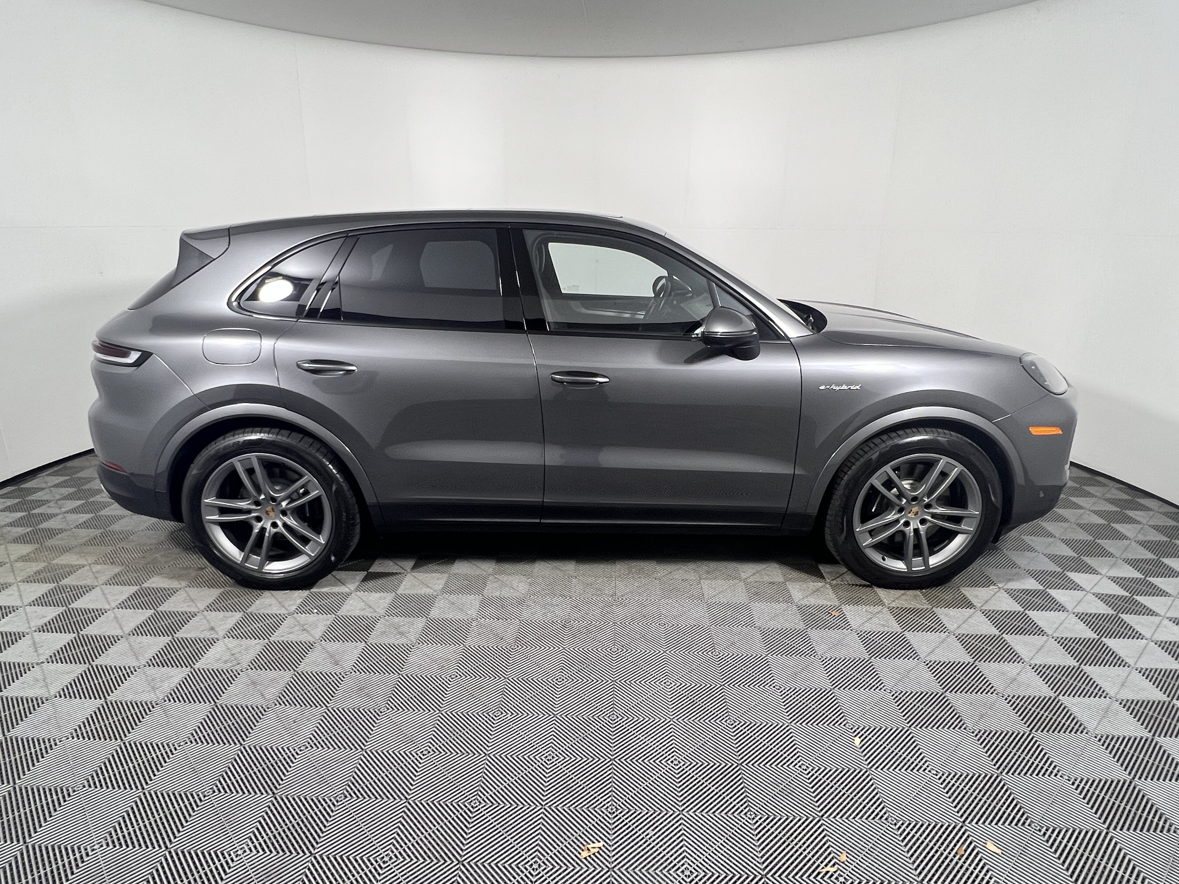 Certified 2025 Porsche Cayenne E-Hybrid AWD/4WD image 8