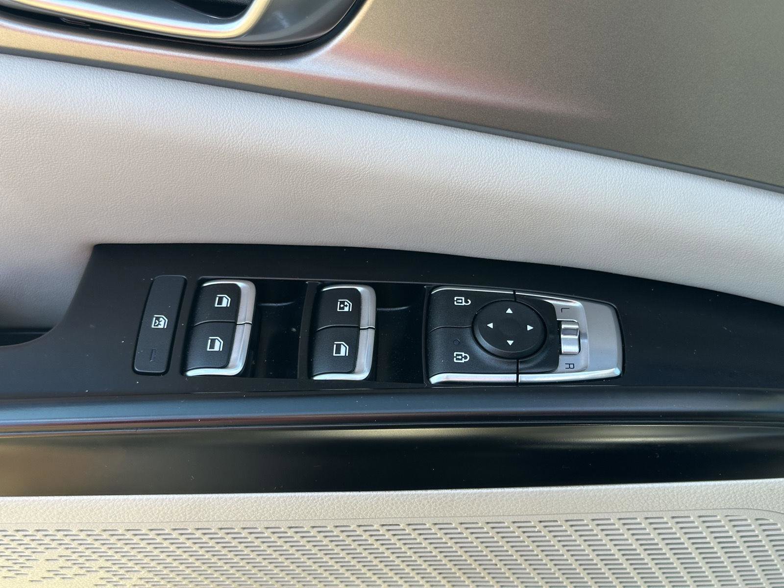 Used 2023 Kia Carnival LX w/ Paint Protection Package image 14