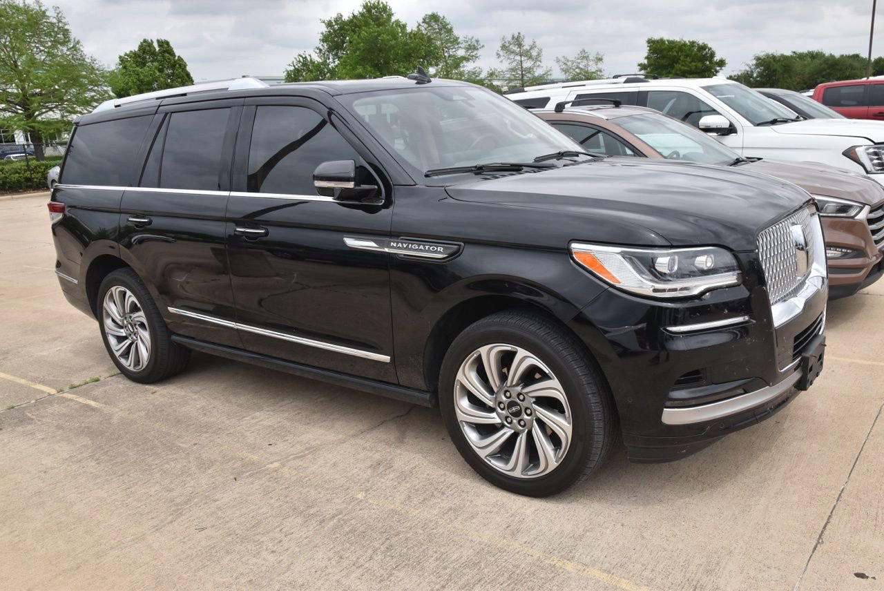 Used 2023 Lincoln Navigator Reserve image 4