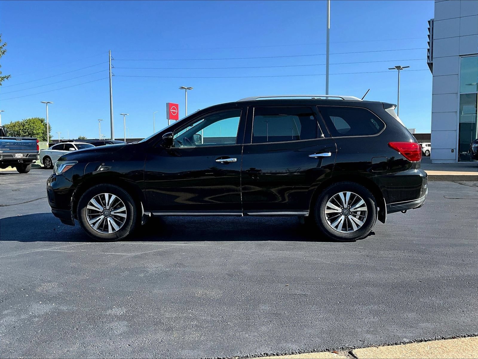 Used 2018 Nissan Pathfinder SV AWD/4WD image 5