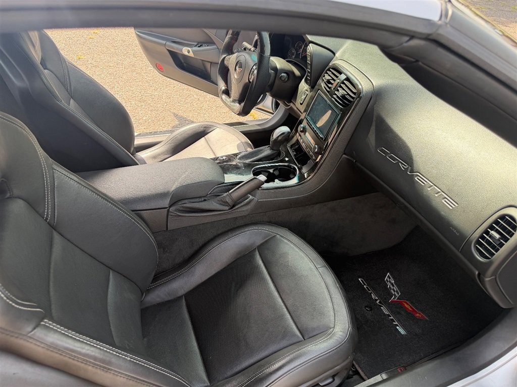 Used 2009 Chevrolet Corvette Coupe w/ Z51 Performance Package RWD image 16