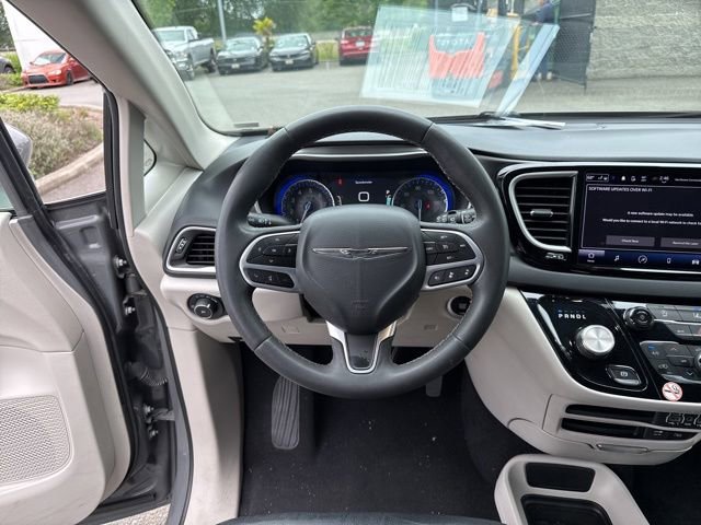 Used 2022 Chrysler Pacifica Touring-L FWD image 17