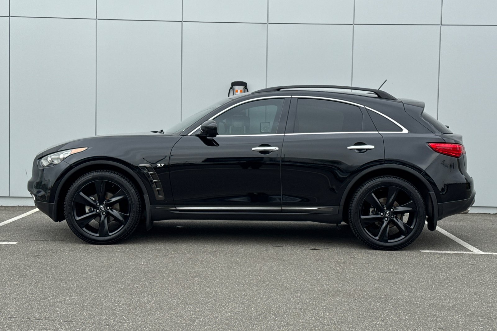 Used 2017 INFINITI QX70 2WD w/ Premium Package image 2