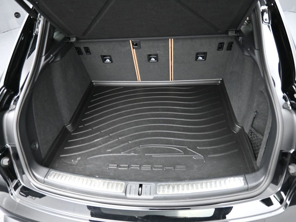 Certified 2024 Porsche Macan AWD/4WD image 33