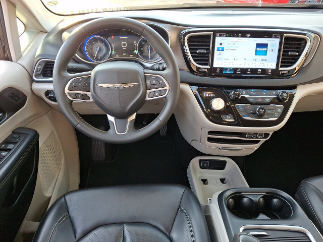 Used 2023 Chrysler Pacifica Touring-L FWD image 11