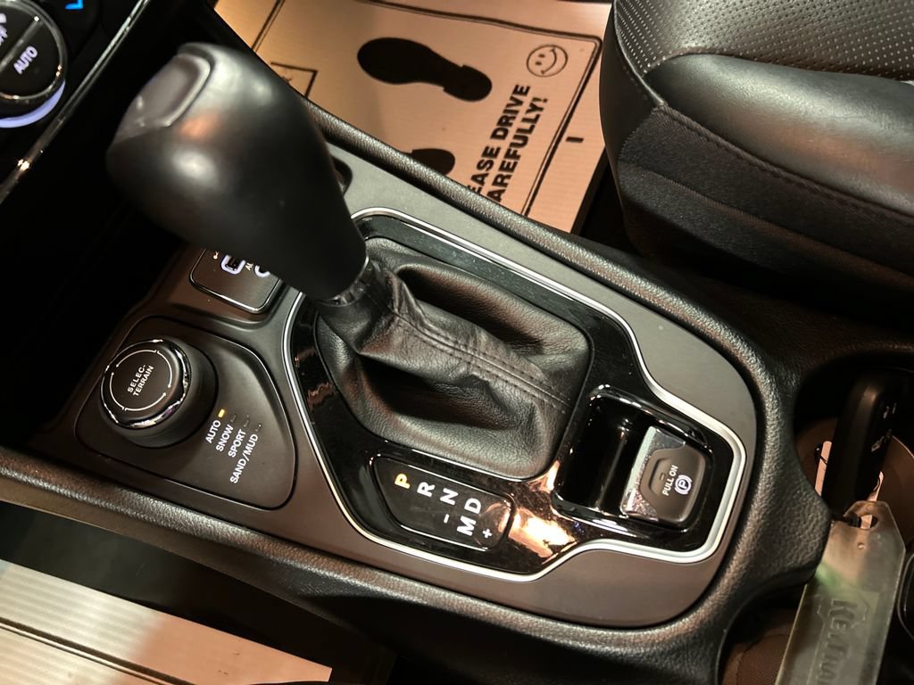 Used 2023 Jeep Cherokee Altitude Lux w/ Mopar Interior Package AWD/4WD image 20