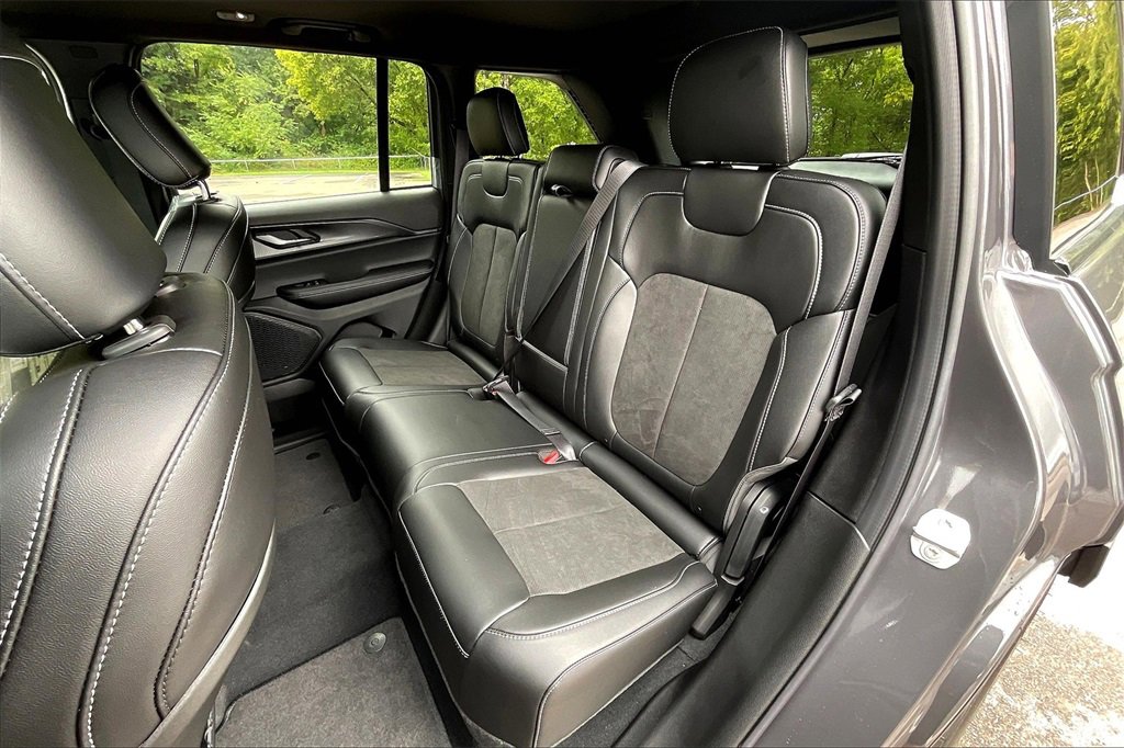 New 2025 Jeep Grand Cherokee Altitude image 10