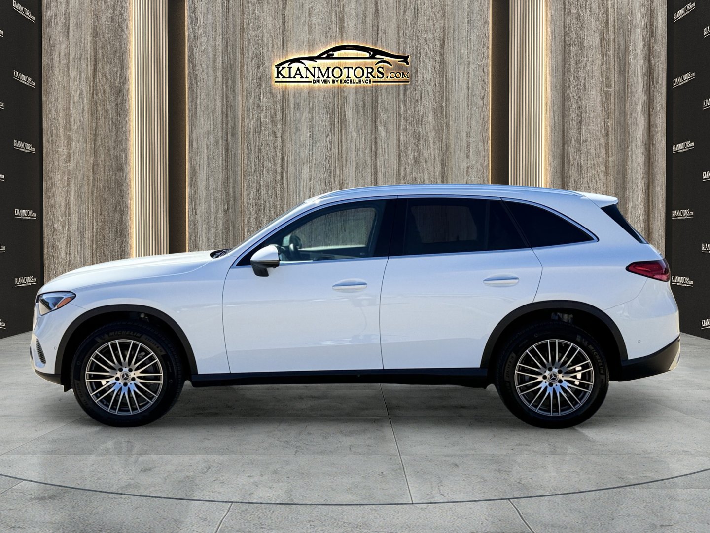 Used 2025 Mercedes-Benz GLC 300 4MATIC image 5