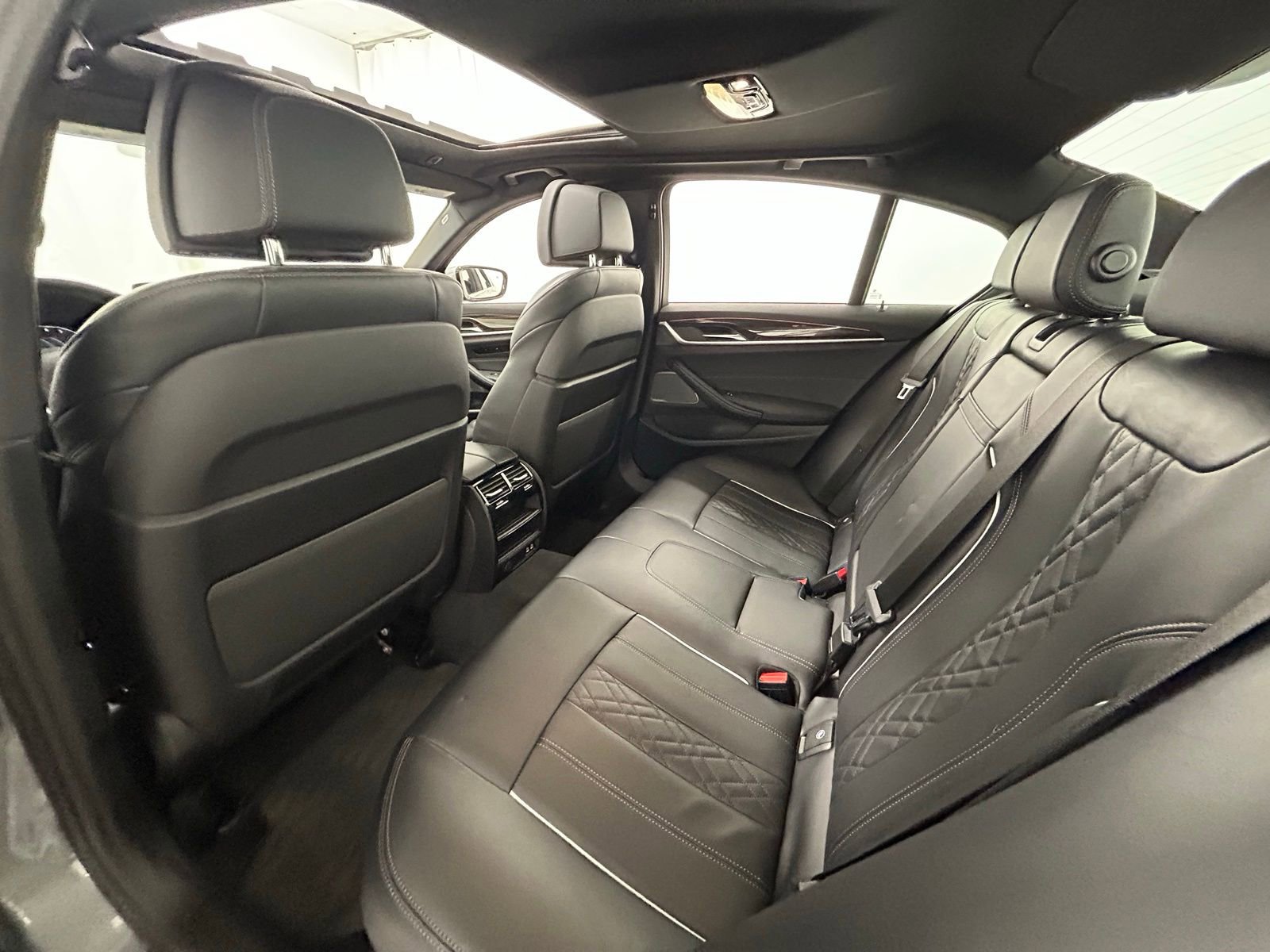 Used 2023 BMW 540i xDrive w/ Premium Package image 34