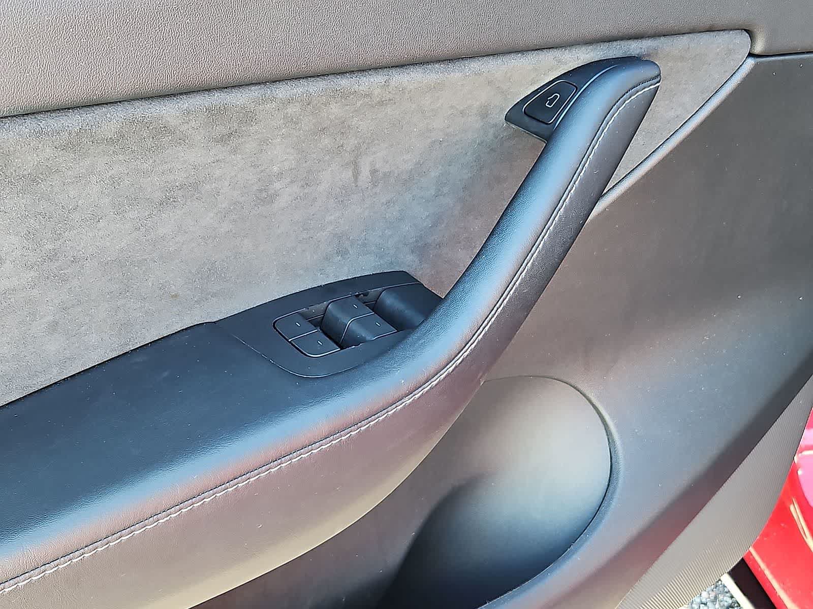 Used 2022 Tesla Model Y Long Range AWD/4WD image 28
