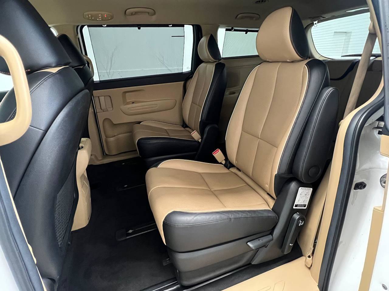Used 2019 Kia Sedona EX image 9