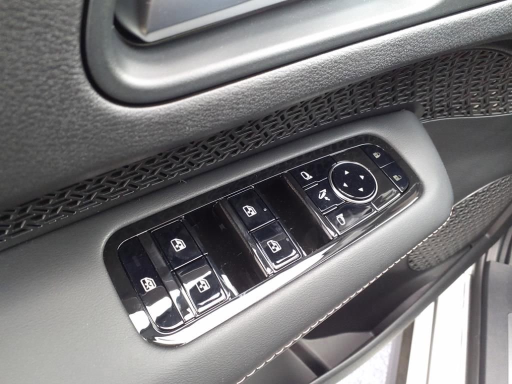 New 2025 Nissan Ariya AWD image 17