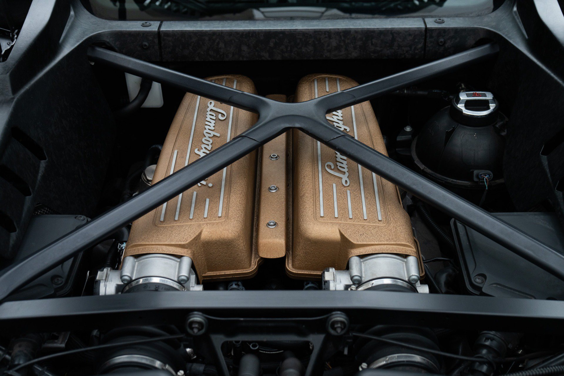 Used 2018 Lamborghini Huracan Performante AWD/4WD image 40