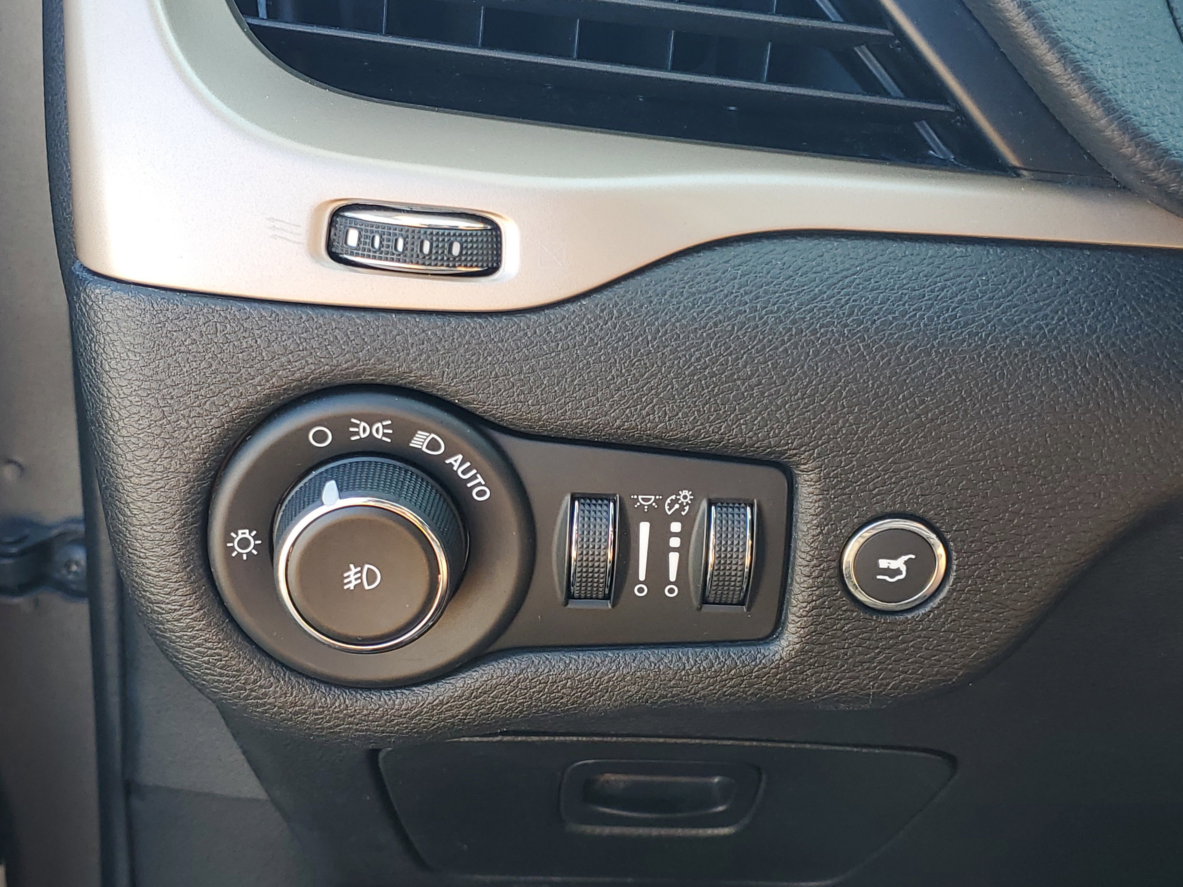 Used 2018 Jeep Cherokee Limited FWD image 22