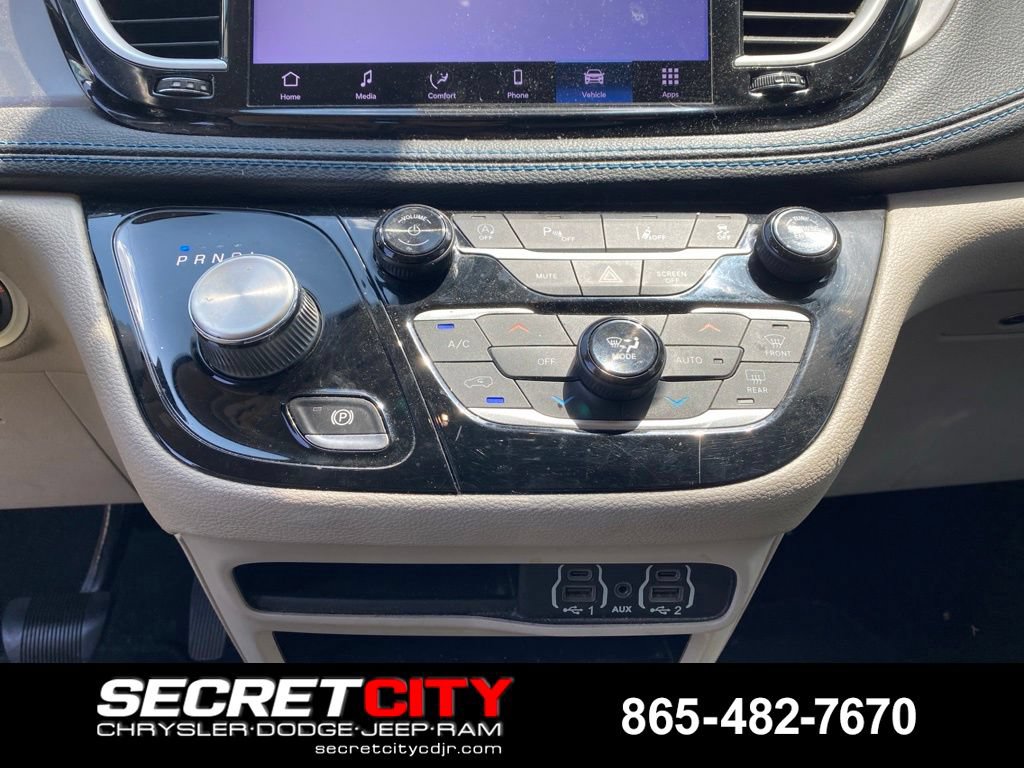 Used 2021 Chrysler Pacifica Touring-L FWD image 16