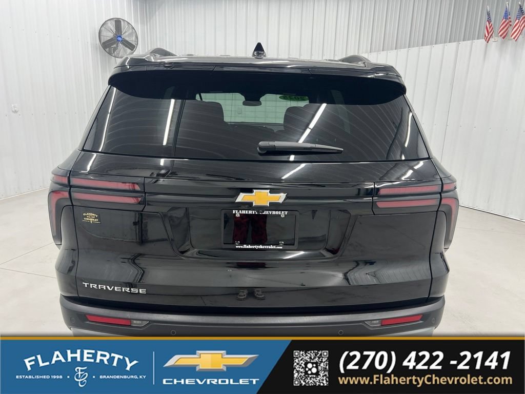 Used 2025 Chevrolet Traverse LT FWD image 4