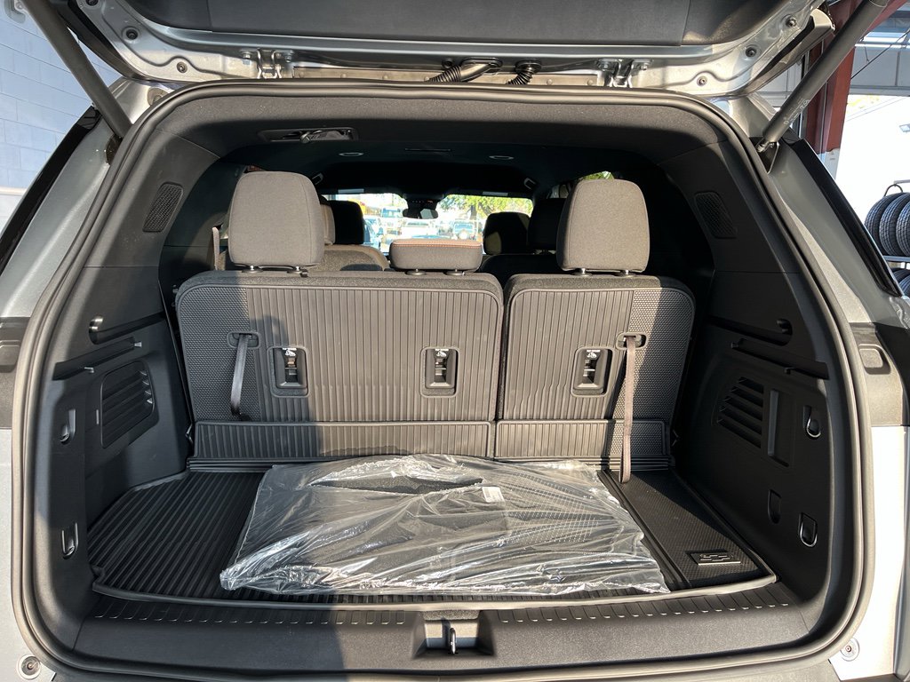 New 2026 Chevrolet Traverse LT w/ LPO, Floor Liner Package FWD image 8