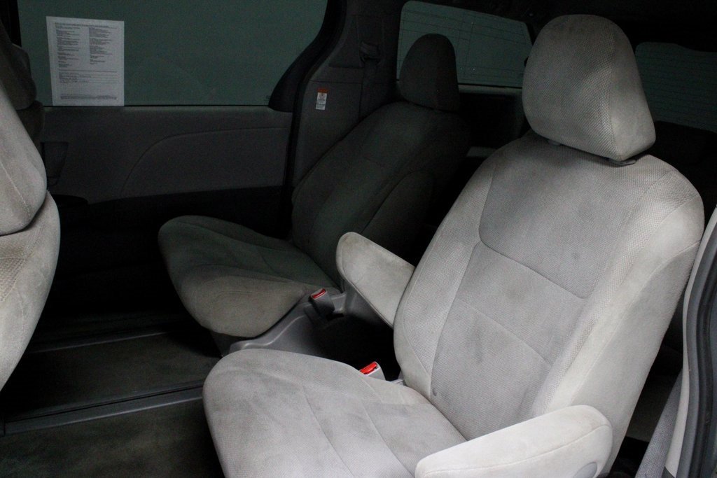Used 2015 Toyota Sienna L image 20