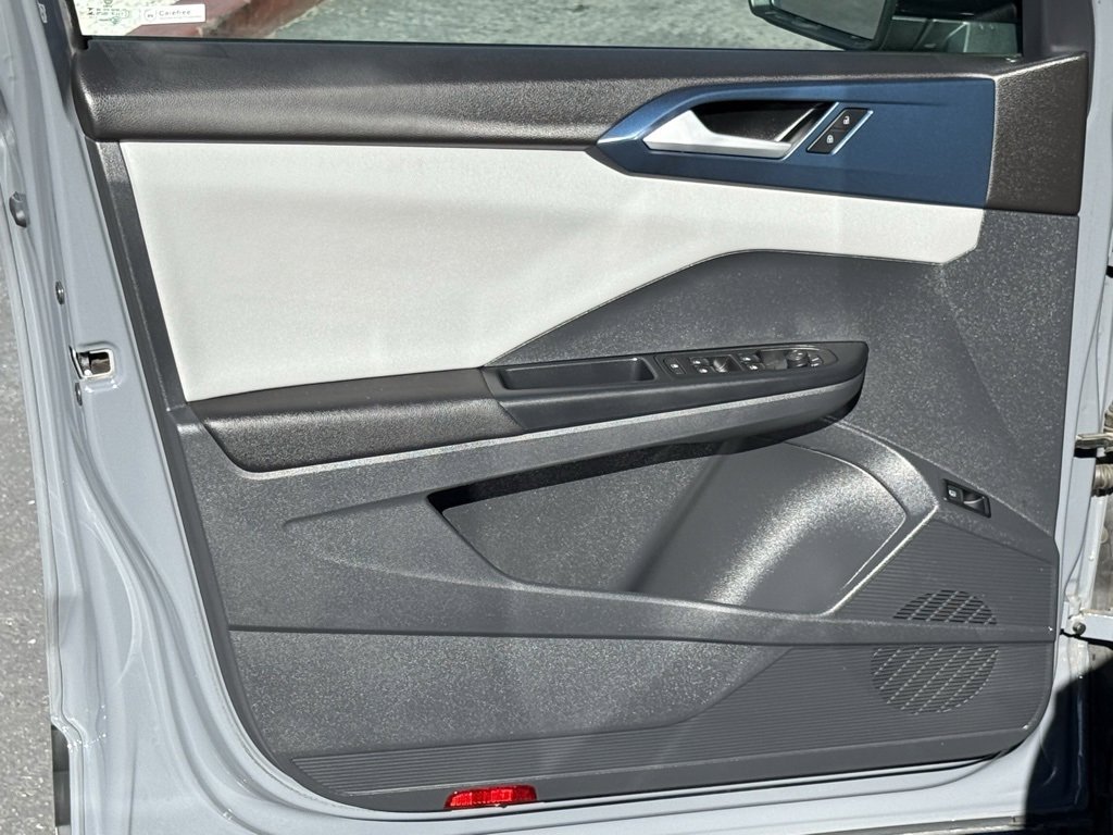 Used 2023 Volkswagen Taos SE w/ Panoramic Sunroof Package image 11