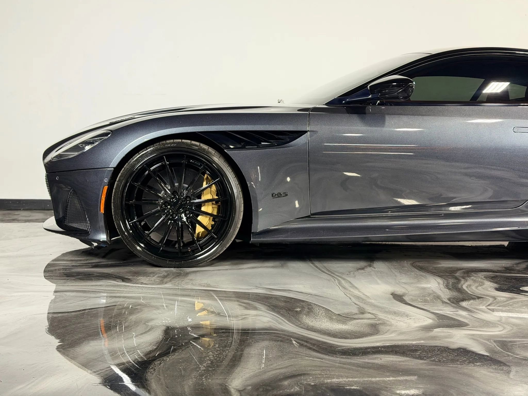 Used 2019 Aston Martin DBS Superleggera image 3