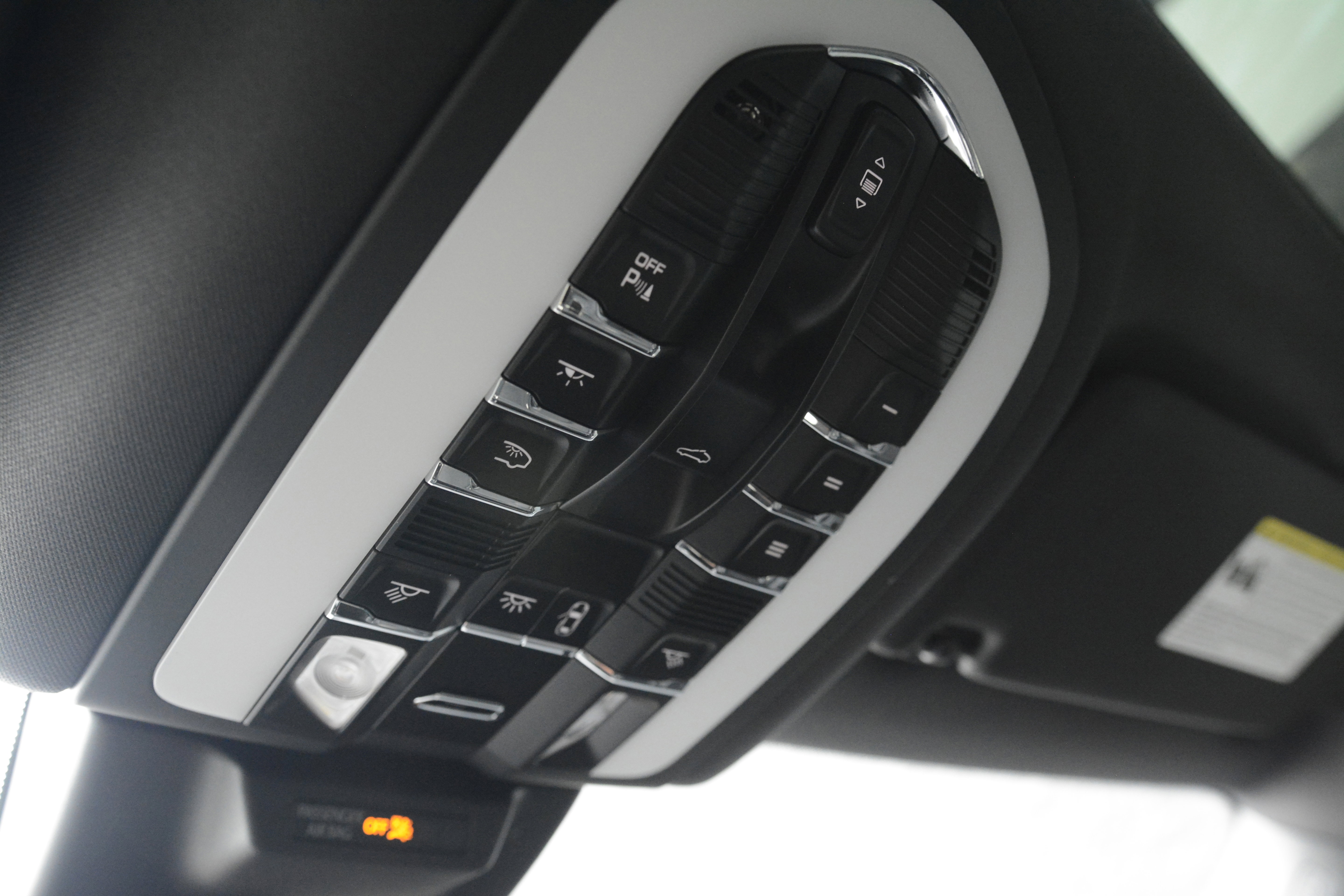 Certified 2025 Porsche Macan AWD/4WD image 25