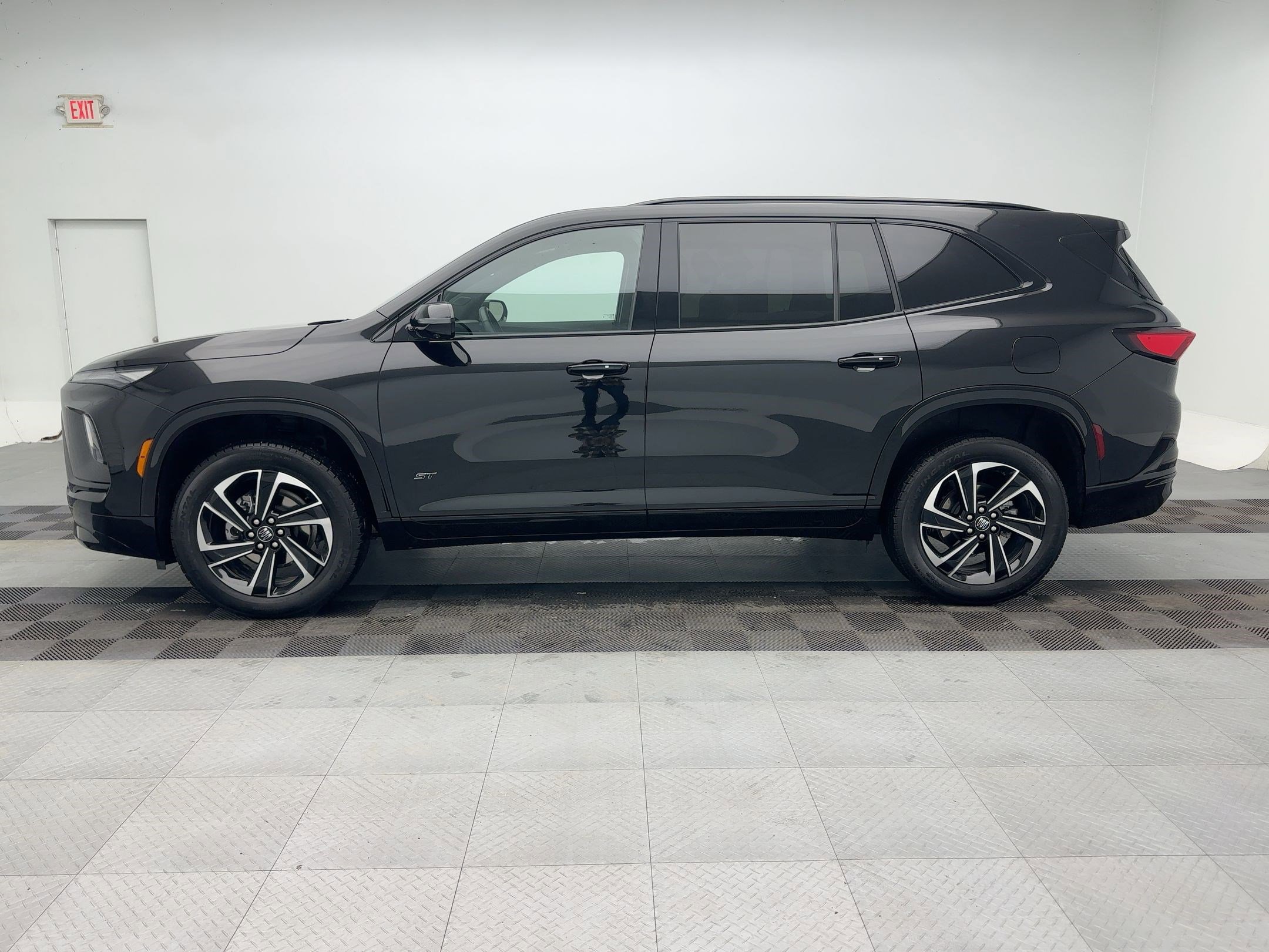 Used 2025 Buick Enclave Sport Touring image 2