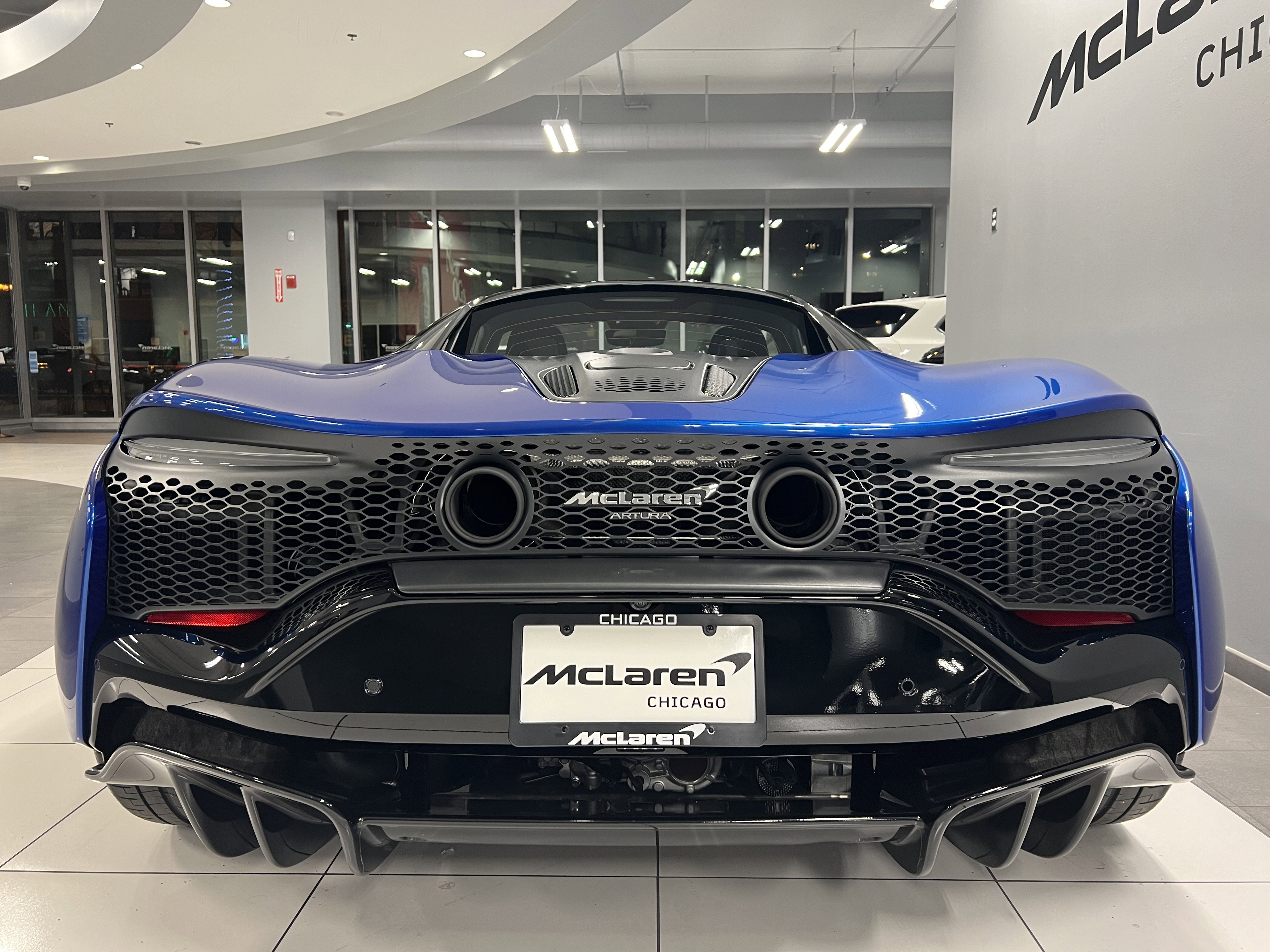 Used 2024 McLaren Artura image 7