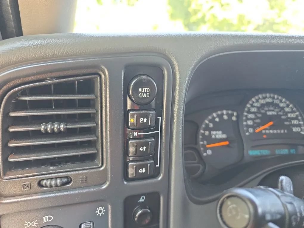 Used 2006 Chevrolet Avalanche Z71 w/ Preferred Equipment Group AWD/4WD image 26