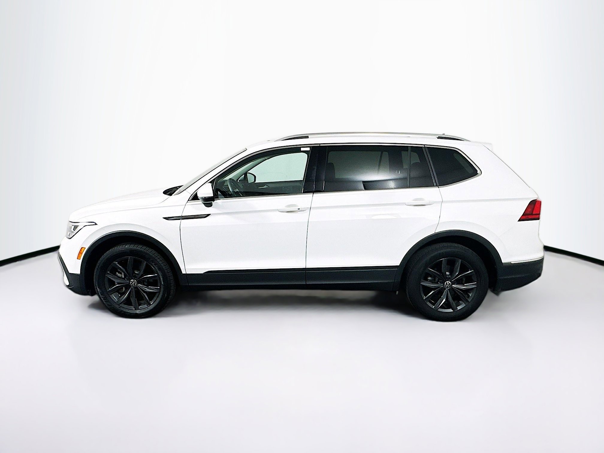 Used 2022 Volkswagen Tiguan SE w/ Panoramic Sunroof Package image 4