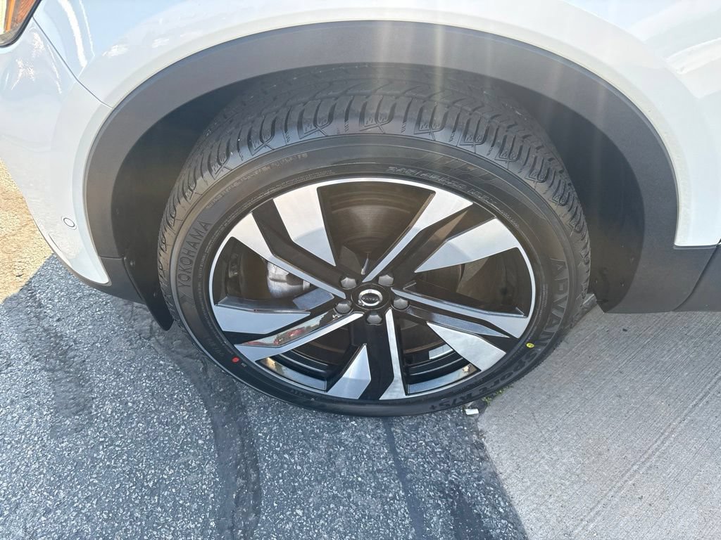 Certified 2024 Volvo XC40 B5 Plus w/ Protection Package Premier AWD/4WD image 11