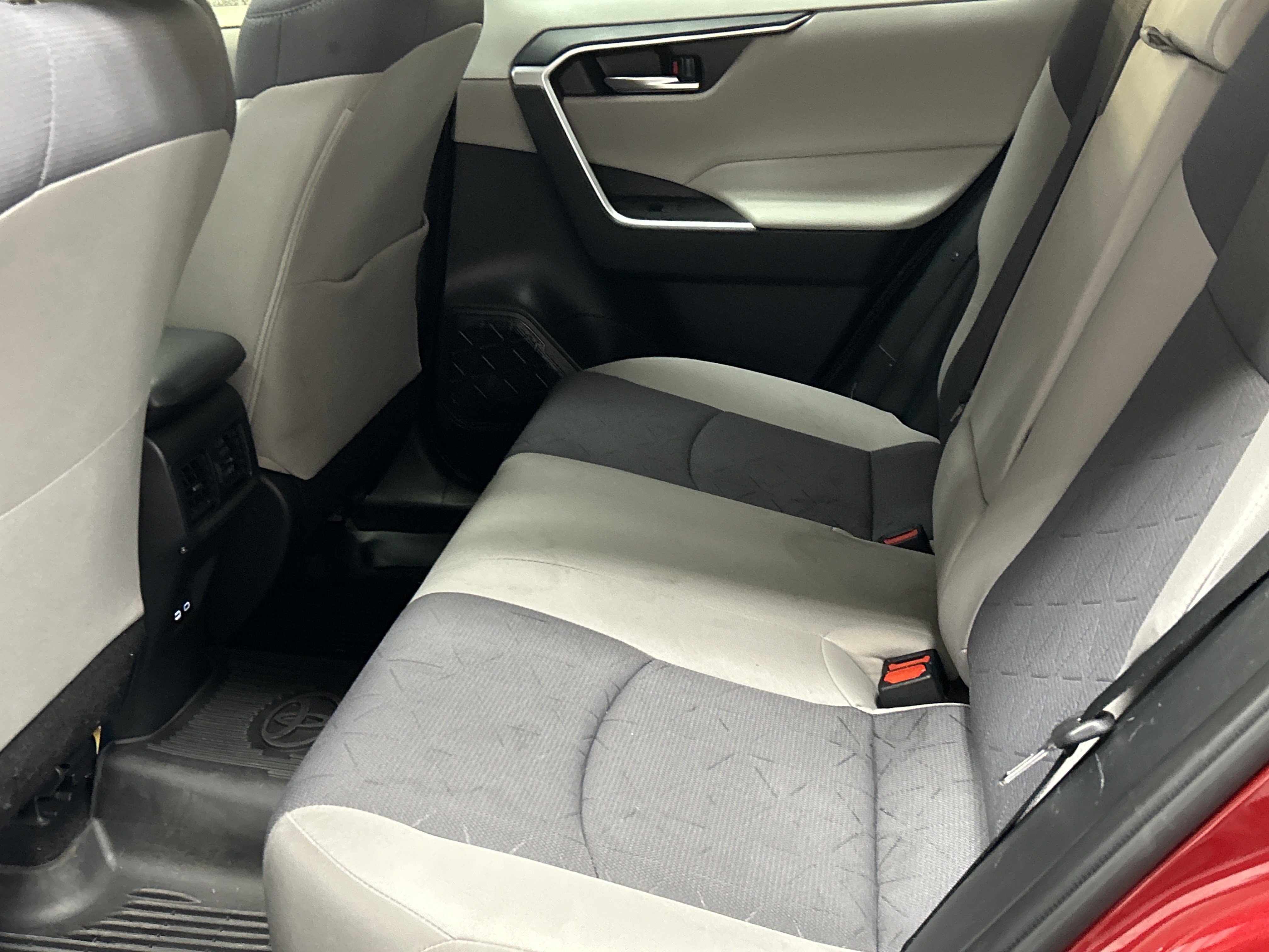 Used 2024 Toyota RAV4 XLE w/ Convenience Package FWD image 6
