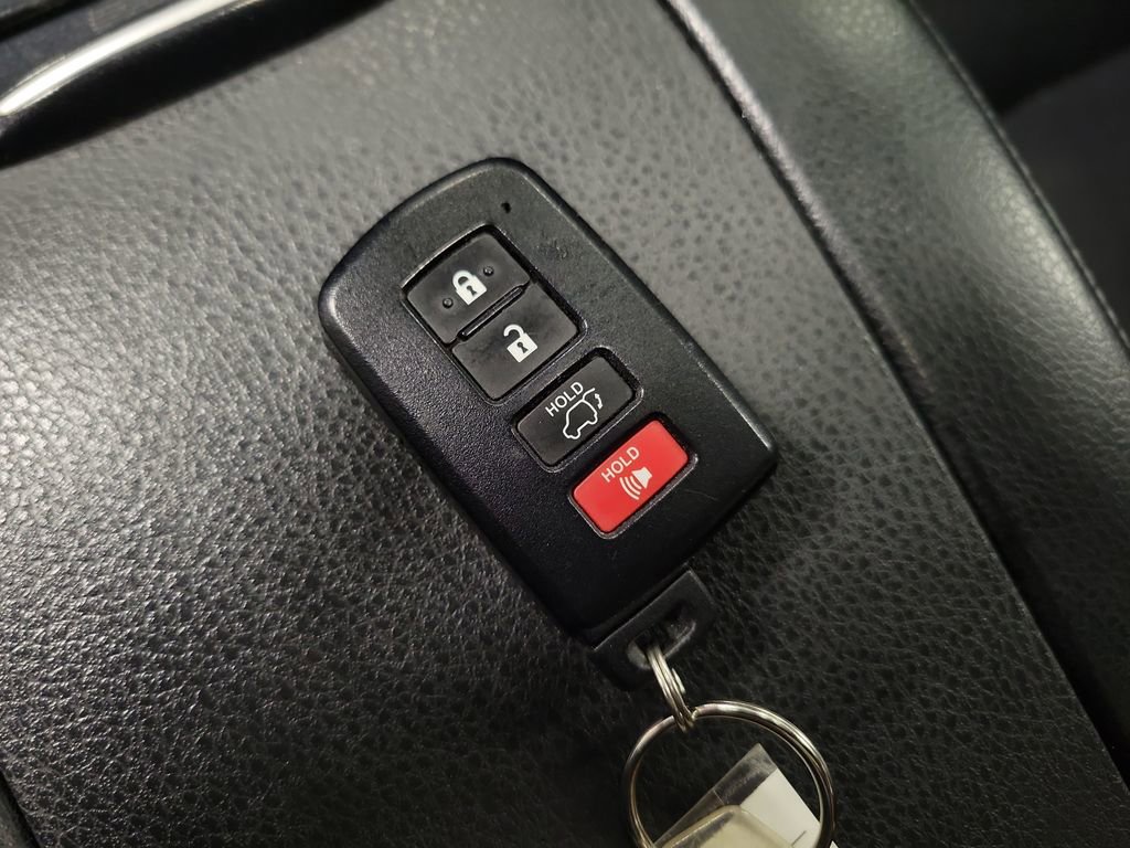 Used 2018 Toyota Highlander SE image 15