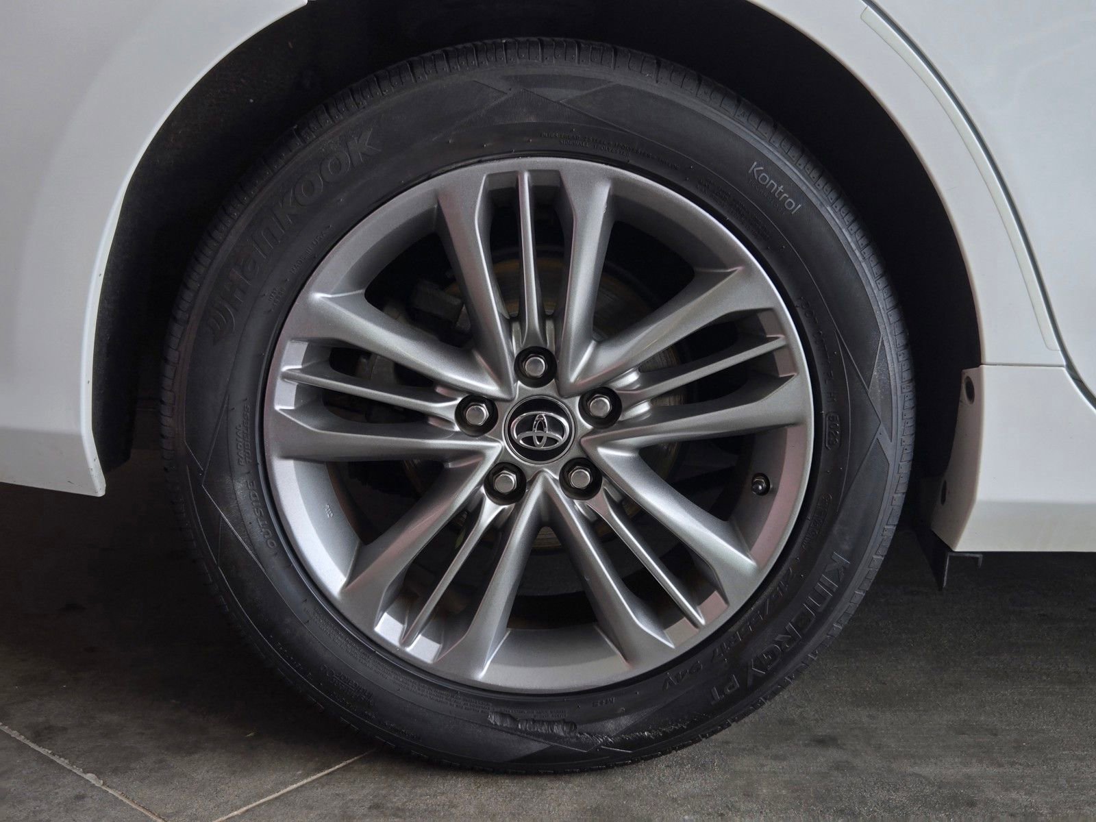 Used 2016 Toyota Camry SE image 5