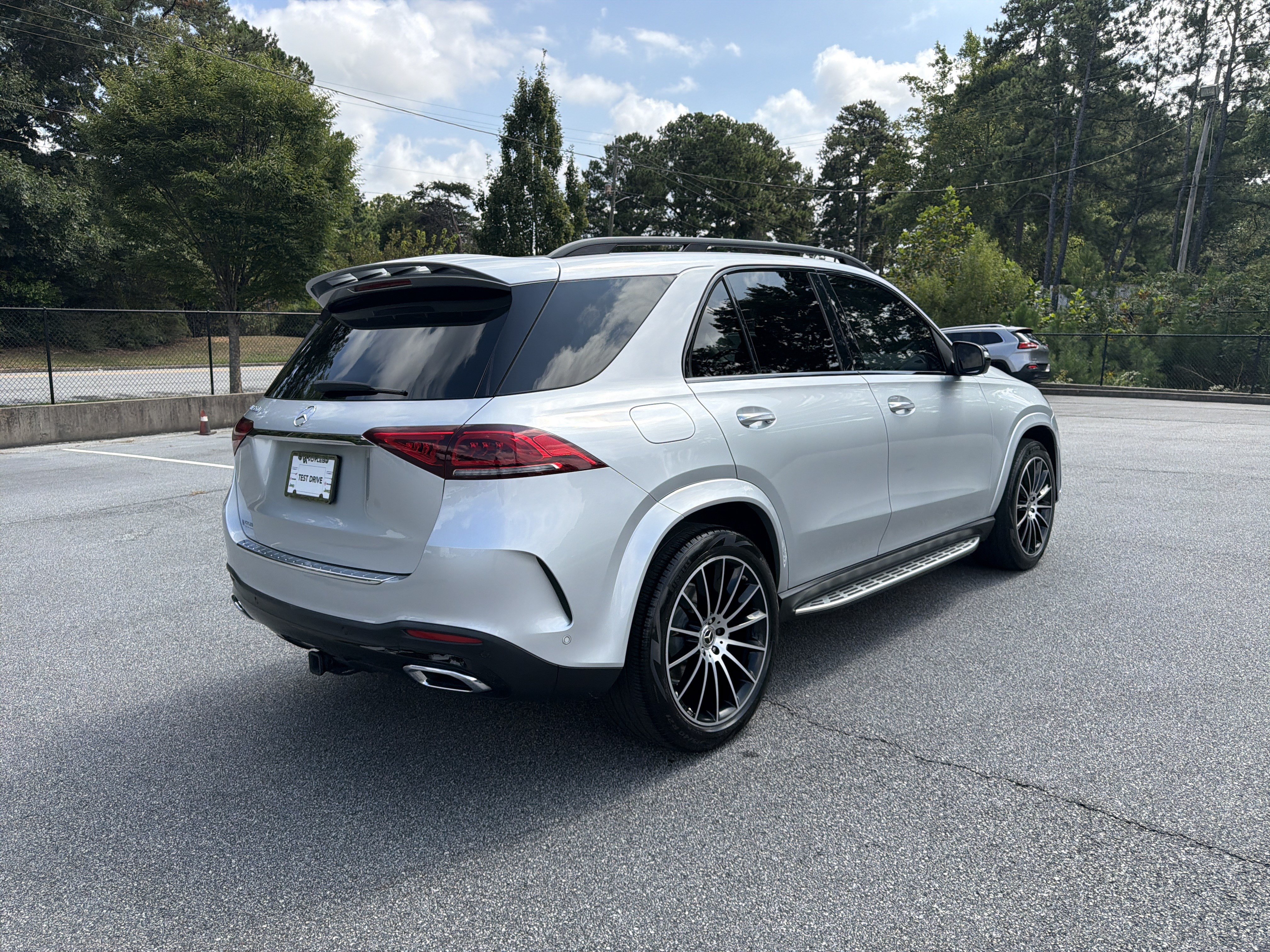 Used 2021 Mercedes-Benz GLE 350 w/ AMG Line Exterior image 8