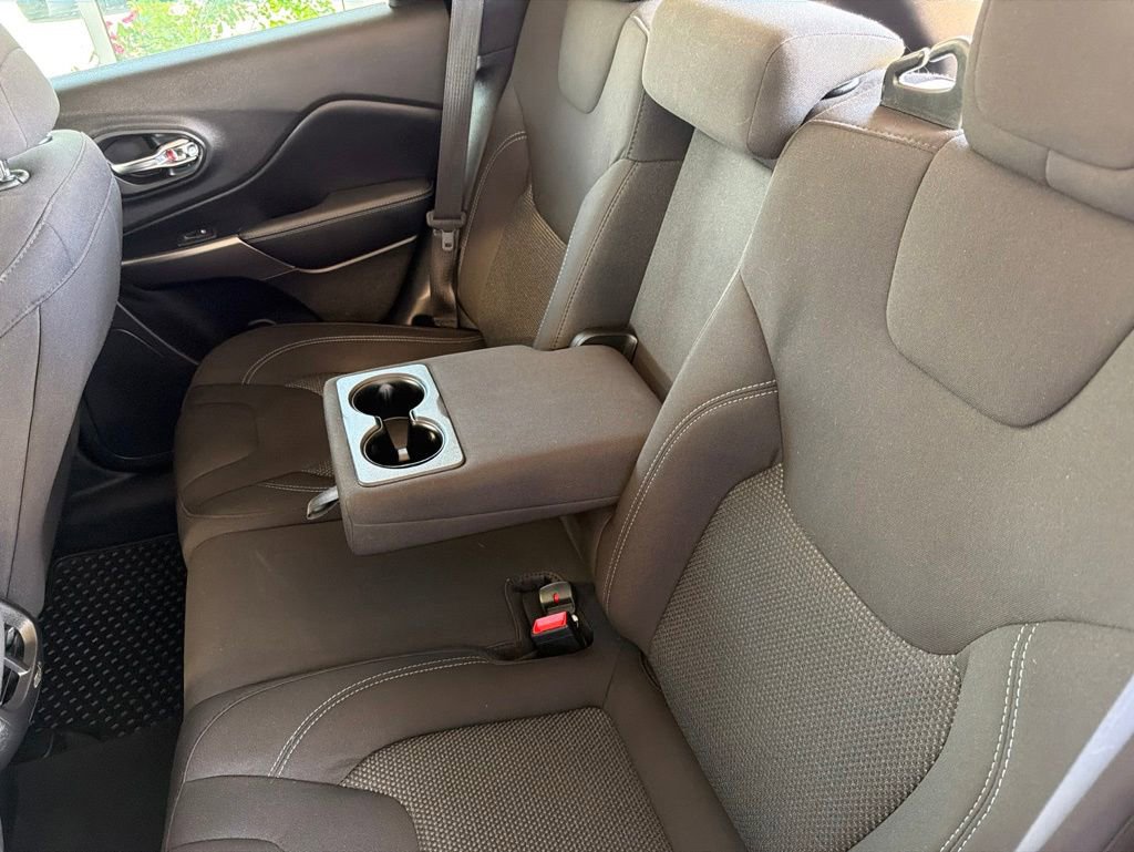 Used 2020 Jeep Cherokee Latitude w/ Cold Weather Group FWD image 10
