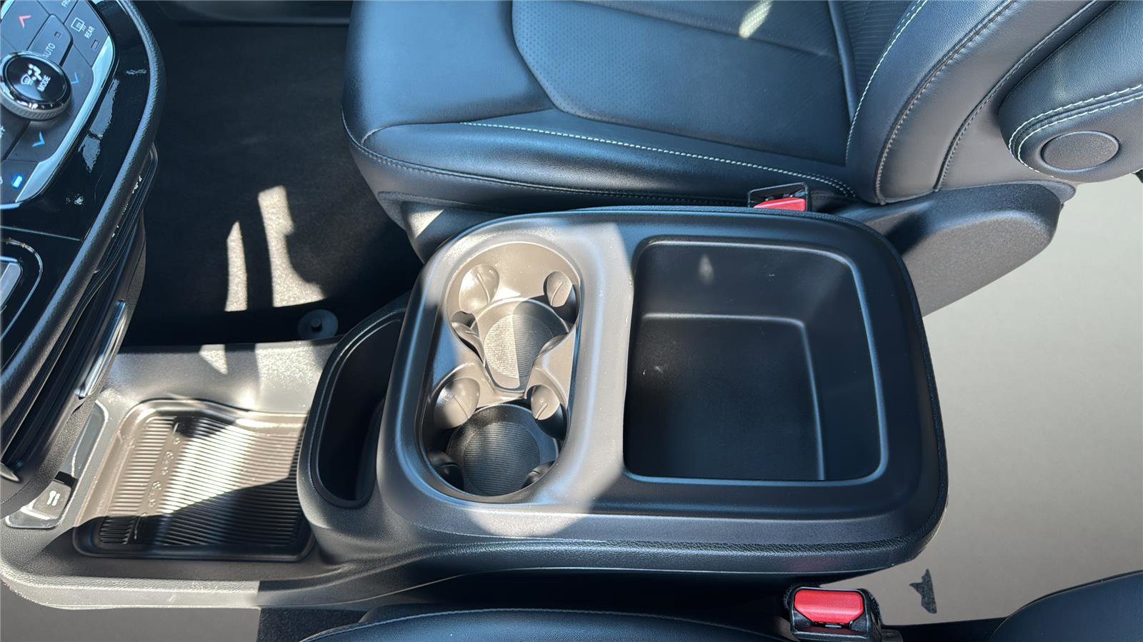 Used 2025 Chrysler Pacifica Select FWD image 4