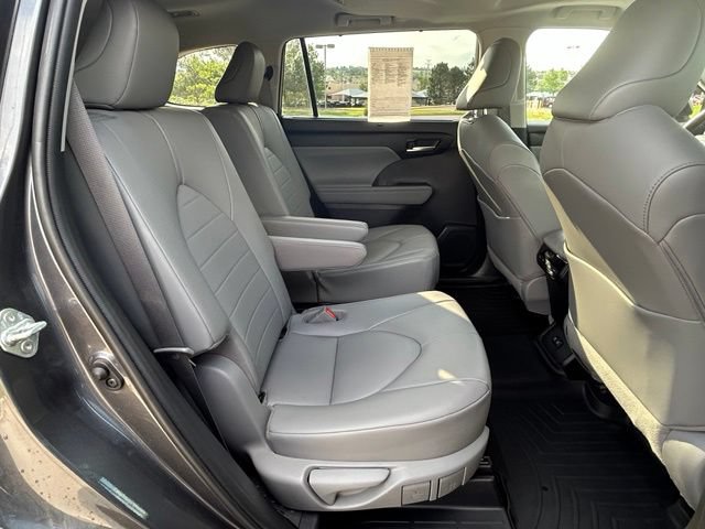 Used 2020 Toyota Highlander XLE AWD/4WD image 30