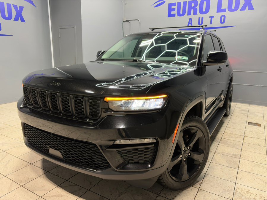 Used 2023 Jeep Grand Cherokee Limited w/ Black Appearance Package AWD/4WD image 2