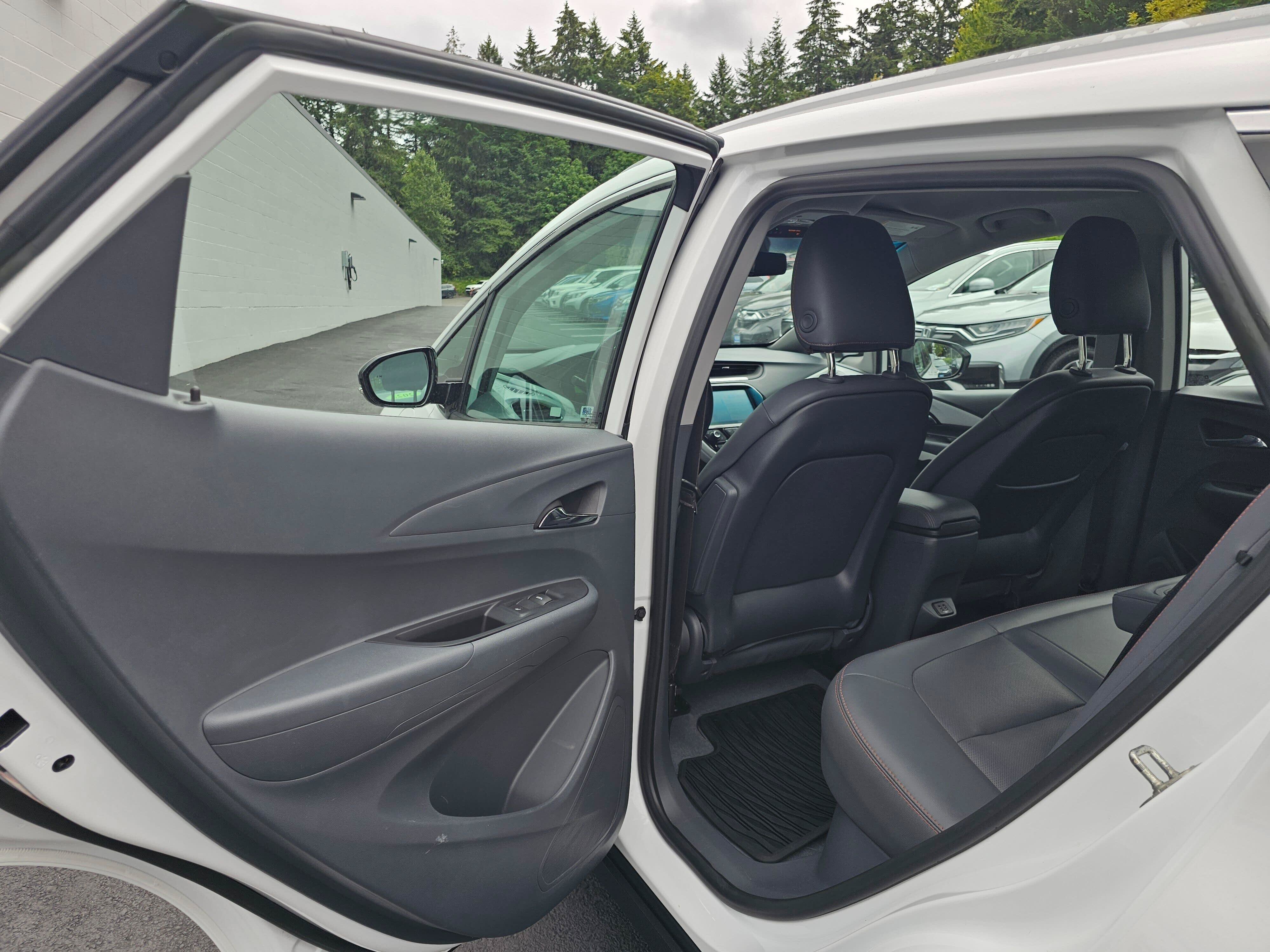 Used 2019 Chevrolet Bolt Premier w/ Infotainment Package FWD image 17