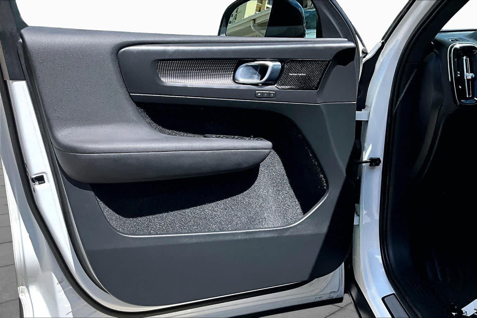 Used 2019 Volvo XC40 AWD T5 image 25