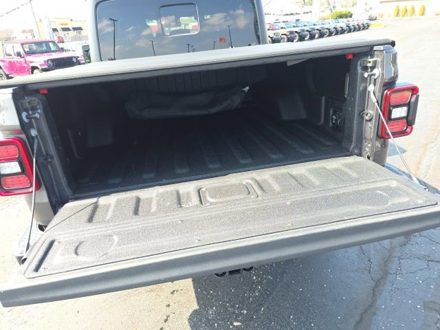 Used 2024 Jeep Gladiator Sport AWD/4WD image 8