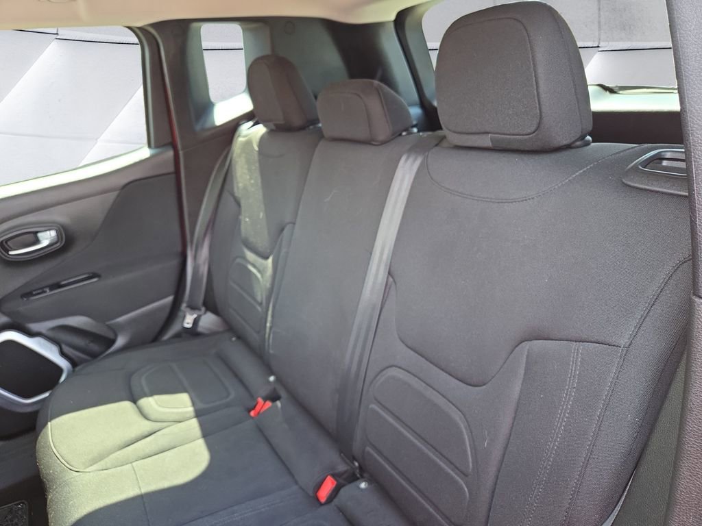 Used 2018 Jeep Renegade Latitude w/ Cold Weather Group image 11