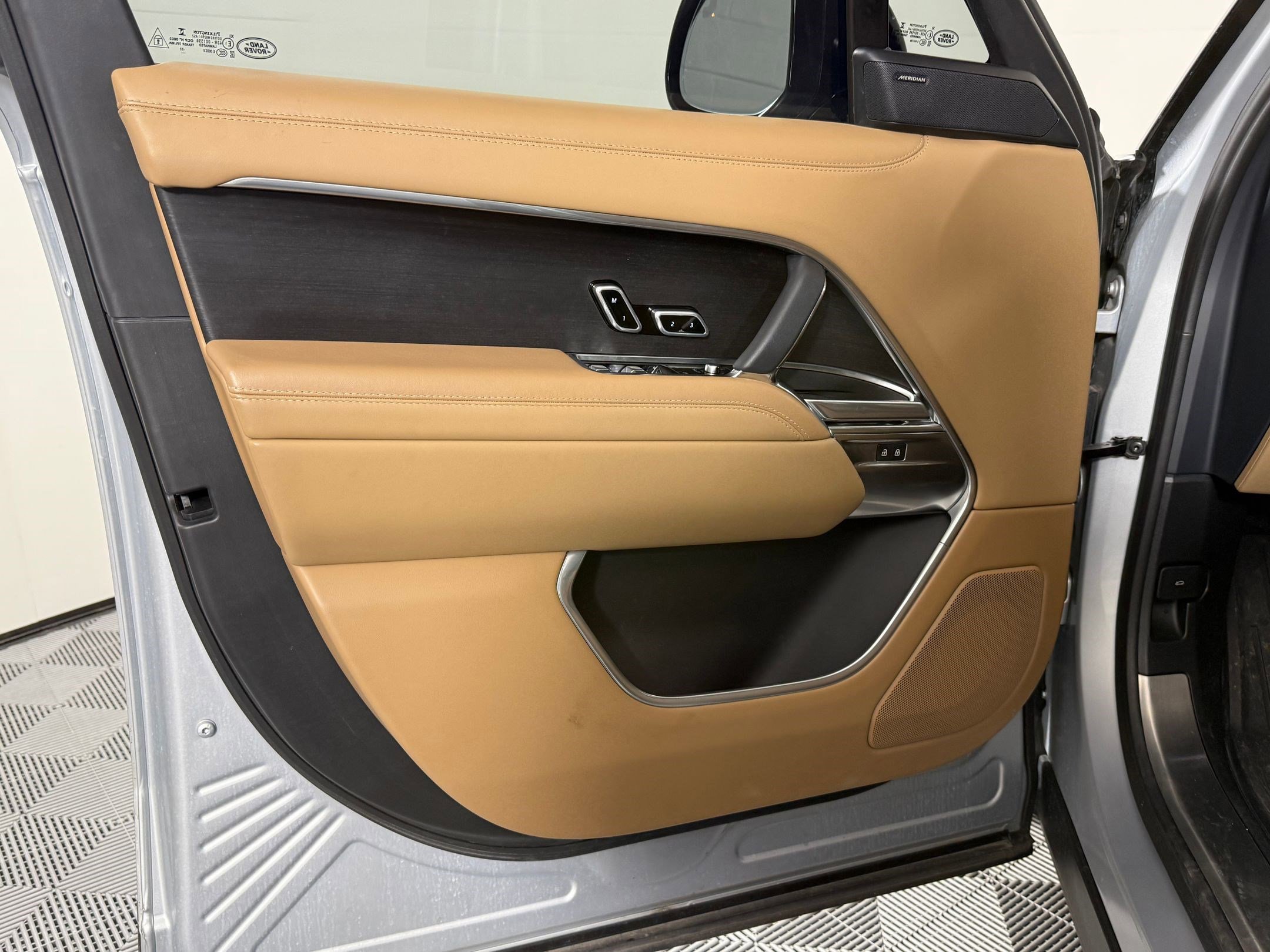 Used 2023 Land Rover Range Rover Long Wheelbase SE image 11