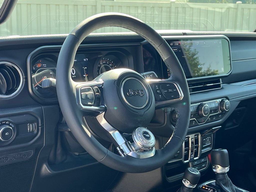 Used 2025 Jeep Wrangler Unlimited Sahara AWD/4WD image 16