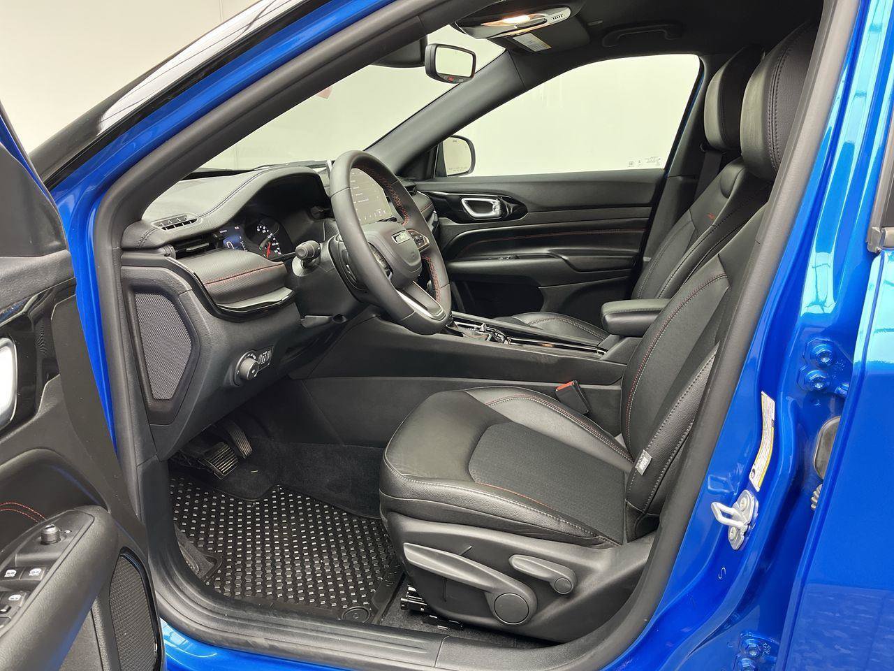 Used 2025 Jeep Compass Trailhawk AWD/4WD image 3