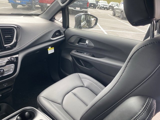 New 2026 Chrysler Pacifica Select image 33