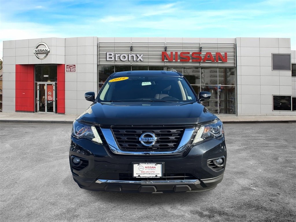 Used 2019 Nissan Pathfinder SV image 2